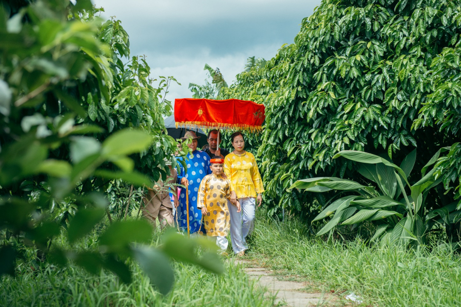 THE LANDSCAPE OWNER VISITS THE VILLAGE (MS001)